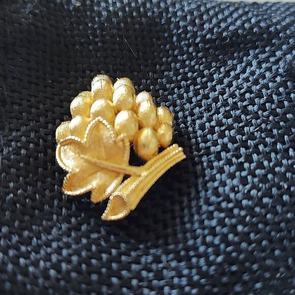 Crown Trifari Brushed Goldtone Grape Cluster Pin Brooch Vintage - Picture 4 of 8